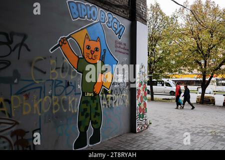 Zaporischzhia, Ukraine. November 2023. Ein Kampf-patriotisches Katze-Graffiti (geschrieben - "glaube an ukrainische Streitkräfte"), das vom LBWS CAT UKRAINE Team in Zaporischschhia hergestellt wurde. LBWS CAT UKRAINE ist ein Team von Künstlern aus Odesa City, die patriotische Straßenkunst mit verschiedenen Bildern von Katzen in Kriegszeiten kreieren. Die Künstler sagen, dass sie Katzen ausgewählt haben, weil dies eines der inoffiziellen Symbole ihrer Heimatstadt Odesa ist. Ihor Matroskyn und Andrii Bilyi kommen beide aus Odesa und sind Teil der LBWS CAT UKRAINE, die derzeit aus fünf Personen besteht, von denen die meisten lieber anonym bleiben. Die Stockfoto