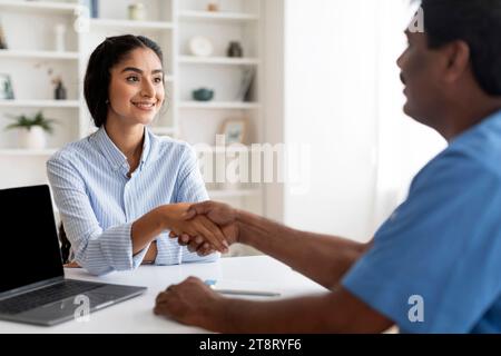 Junge Indische Patientin Beim Händeschütteln Mit Einem Arzt Während Eines Arztes In Der Klinik Stockfoto