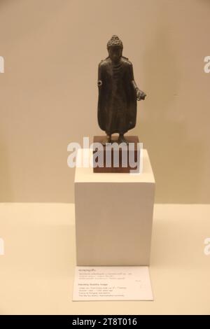 Indische Kunst, Post-Gupta-Stil: Stehender Buddha, 6.-7. Jahrhundert, Nationalmuseum von Thailand, Bangkok Stockfoto