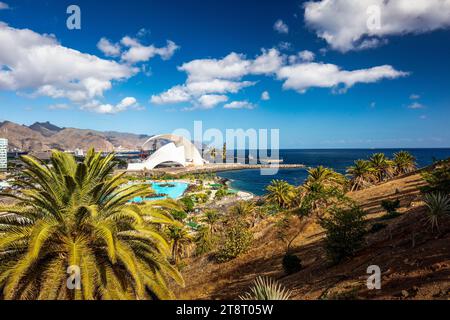 Atemberaubendes architektonisches Gebäude des Auditorio de Tenerife, Auditorium, Santa Cruz de Tenerife, Kanarische Inseln, Spanien, in der weiteren Landschaft Stockfoto