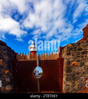 Hochauflösendes, skurriles Reisebild des Leuchtturms Punta de Teno bei gutem Sonnenlicht und negativem Raum, Teneˈɾife; Teneriffa, Kanarische Inseln, Stockfoto