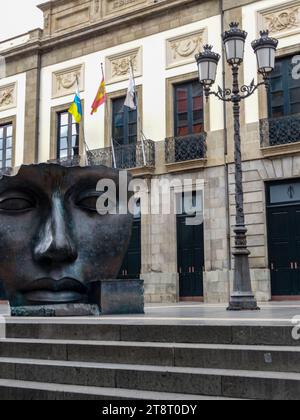 Theatralische Maskenskulptur von Igor Mitoraj vor dem Guimera Theater, Santa Cruz, Teneriffa, Kanarische Inseln, Spanien, Tourismus, Wintersonne, Sightseeing Stockfoto