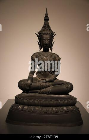 Bronze-Buddha unterdrückend Mara, 18. Jh., Galerie der thailändischen Geschichte, Nationalmuseum von Thailand, Bangkok Stockfoto