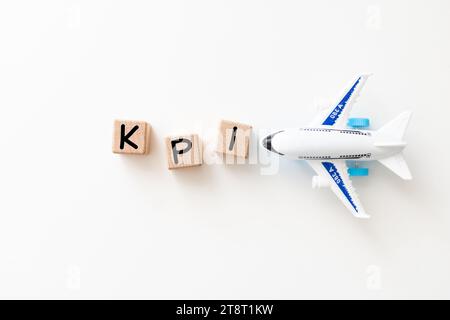 Würfelförmiger Holzblock mit Alphabet, der das Wort kpi bildet Stockfoto