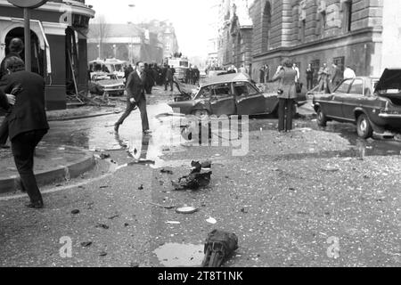 Aktenfoto vom 03/73 von zerstörten Autos und Trümmern am Tatort nach der Explosion der Old Bailey Bombe in London. Ein Richter am High Court in London hat begonnen, eine Vorverhandlung in einem Fall zu beaufsichtigen, in dem Überlebende des Bombenanschlags von Old Bailey 1973, des Bombenanschlags von Manchester 1996 und des Bombenanschlags auf die Docklands 1996 rechtliche Schritte gegen Gerry Adams und die Provisorische IRA eingeleitet haben. Ausgabedatum: Dienstag, 21. November 2023. Stockfoto