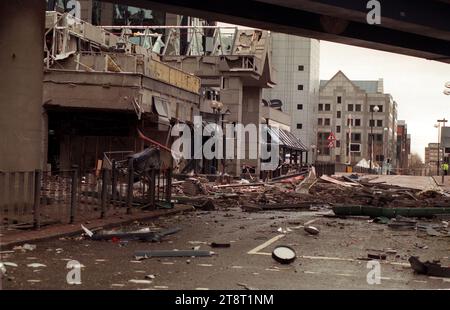 Aktenfoto vom 02/96 von Trümmern, die über den Ort der IRA-Bombenexplosion in den Londoner Docklands verstreut sind. Ein Richter am High Court in London hat begonnen, eine Vorverhandlung in einem Fall zu beaufsichtigen, in dem Überlebende des Bombenanschlags von Old Bailey 1973, des Bombenanschlags von Manchester 1996 und des Bombenanschlags auf die Docklands 1996 rechtliche Schritte gegen Gerry Adams und die Provisorische IRA eingeleitet haben. Ausgabedatum: Dienstag, 21. November 2023. Stockfoto