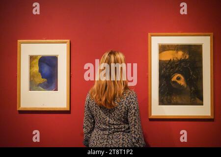 London, Großbritannien. 21. November 2023. Bild: L-R Odilon Redon, „The Golden Cell“ (Profil eines Frauenkopfes), 1892; Christ gekrönt mit Dornen, 1885. Preview of Impressionists on Paper: Degas an Toulouse Lautrec an der Königlichen Akademie. Die Ausstellung findet vom 25. November bis zum 10. März 2024 statt. Quelle: amer Gazzal/Alamy Live News Stockfoto