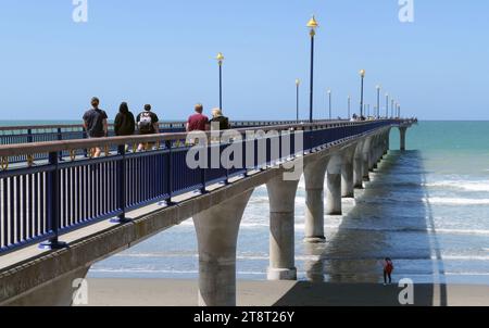 Der Pier. New Brighton, es gab zwei New Brighton Piers in New Brighton, Neuseeland. Der erste Pier in Holzbauweise wurde am 18. Januar 1894 eröffnet und am 12. Oktober 1965 abgerissen. Der heutige Betonpfeiler wurde am 1. November 1997 eröffnet. Es ist eine der Ikonen von Christchurch, Neuseeland Stockfoto