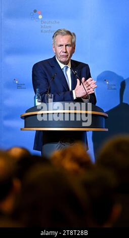 Berlin, Deutschland. November 2023. Christian Wulff, ehemaliger Bundespräsident der Bundesrepublik Deutschland, spricht auf der Deutschen Islamkonferenz. Quelle: Britta Pedersen/dpa/Alamy Live News Stockfoto