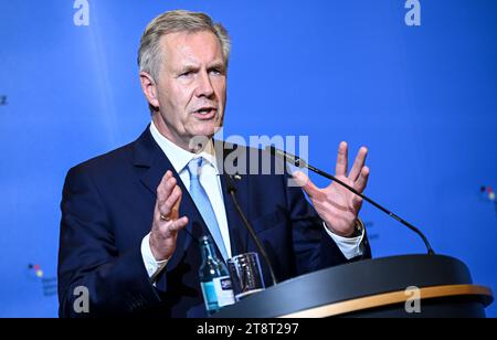 Berlin, Deutschland. November 2023. Christian Wulff, ehemaliger Bundespräsident der Bundesrepublik Deutschland, spricht auf der Deutschen Islamkonferenz. Quelle: Britta Pedersen/dpa/Alamy Live News Stockfoto