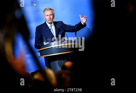 Berlin, Deutschland. November 2023. Christian Wulff, ehemaliger Bundespräsident der Bundesrepublik Deutschland, spricht auf der Deutschen Islamkonferenz. Quelle: Britta Pedersen/dpa/Alamy Live News Stockfoto