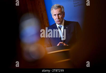 Berlin, Deutschland. November 2023. Christian Wulff, ehemaliger Bundespräsident der Bundesrepublik Deutschland, spricht auf der Deutschen Islamkonferenz. Quelle: Britta Pedersen/dpa/Alamy Live News Stockfoto