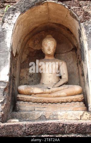 Wat Chang Lom, Buddha Statue, Si Satchanalai Historical Park, zweites Zentrum des Sukhothai Königreichs Thailand, 1250-1766 Stockfoto