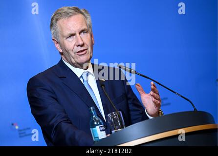 Berlin, Deutschland. November 2023. Christian Wulff, ehemaliger Bundespräsident der Bundesrepublik Deutschland, spricht auf der Deutschen Islamkonferenz. Quelle: Britta Pedersen/dpa/Alamy Live News Stockfoto