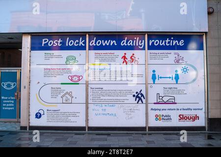 Slough, Großbritannien. November 2023. Offensives Graffiti über Premierminister Rishi Sunak auf einem Post Lockdown Daily Routine Poster in der Slough High Street, Berkshire. Die COVID-19-Untersuchung ist derzeit im Gange und Rishi Sunak dachte angeblich, "lass einfach Menschen sterben und das ist ok", teilte die COVID-Untersuchung mit. Quelle: Maureen McLean/Alamy Live News Stockfoto