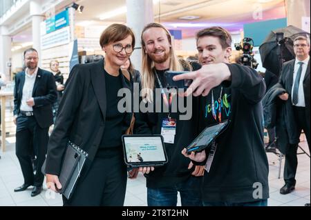 Digital Gipfel des Bundes 2023 in Jena am 21.11.2023 Ausstellung im Foyer der Friedrich Schiller Universität Jena Bundesministerin Bettina stark Watzinger FDP macht ein Selfie mit zwei jungen Personen von der Firma Youpen Campus FSU *** Digital Summit of the Government 2023 in Jena am 21 11 2023 Ausstellung im Foyer der Friedrich-Schiller-Universität Jena macht Bundesministerin Bettina stark Watzinger FDP ein Selfie mit zwei Jugendlichen der Firma Youpen Campus FSU Credit: Imago/Alamy Live News Stockfoto