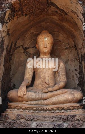 Wat Chang Lom, Buddha Statue, Si Satchanalai Historical Park, zweites Zentrum des Sukhothai Königreichs Thailand, 1250-1766 Stockfoto