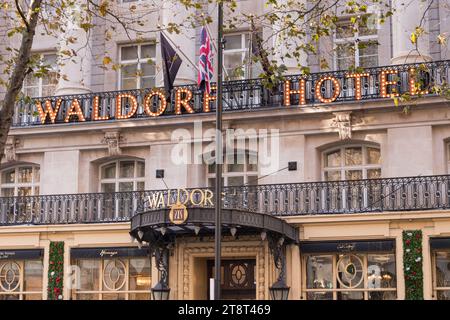 Beschilderung vor dem Eingang zum weltberühmten Waldorf Hotel auf Aldwych im Londoner West End, England, Großbritannien. Stockfoto