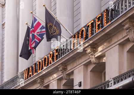 Beschilderung vor dem weltberühmten Waldorf Hotel auf Aldwych im Londoner West End, England, Großbritannien. Stockfoto