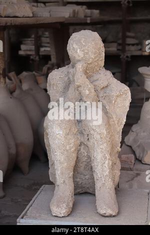 Ruinen von Pompeji: Besetzung des menschlichen Opfers, Überreste der römischen Stadt, die durch den Ausbruch des Mt. Vesuv im Jahre 79 n. Chr. und in der Neuzeit ausgegraben, Italien Stockfoto