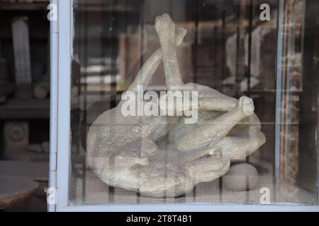 Ruinen von Pompeji: Gips von Hundeopfern, Überreste der römischen Stadt, die durch den Ausbruch des Mt. Vesuv im Jahre 79 n. Chr. und in der Neuzeit ausgegraben, Italien Stockfoto