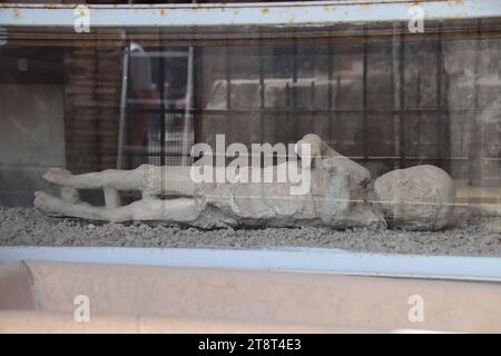 Ruinen von Pompeji: Besetzung des jungen Opfers, Überreste der römischen Stadt, die durch den Ausbruch des Mt. Vesuv im Jahre 79 n. Chr. und in der Neuzeit ausgegraben, Italien Stockfoto