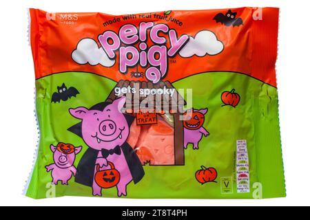 Ein Päckchen mit M&S Percy Pig bekommt gruselige Süßigkeiten mit echtem Fruchtsaft, die für Halloween auf weißem Hintergrund isoliert bereit sind Stockfoto