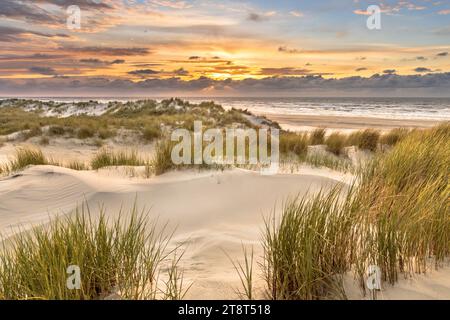 Blick von der Dünenspitze über den Sonnenuntergang in der Nordsee von der Insel Ameland, Friesland, Niederlande Stockfoto