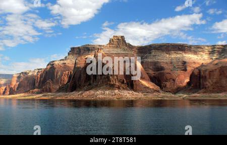 Der Lake Powell ist ein Stausee am Colorado River, der an der Grenze zwischen Utah und Arizona liegt. Der größte Teil des Lake Powell, zusammen mit dem Rainbow Bridge National Monument, befindet sich in Utah. Es ist ein wichtiger Urlaubsort, den rund zwei Millionen Menschen jedes Jahr besuchen Stockfoto