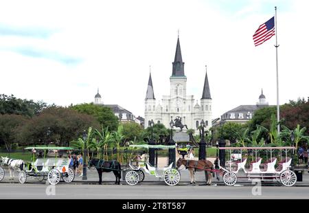 Kutschen Jackson Sq New Orleans, Pferdekutschen waren die ursprünglichen Fahrgemeinden und die Hauptleute durchquerten die unbefestigten Straßen und Nebenstraßen der Stadt. Auf der Decatur-Seite des Jackson Square stehen noch immer Kutschen mit Maultieren und bieten gemütliche Stadtführungen mit farbenfrohen Kommentaren. Kutschen können auch für Gruppen und besondere Veranstaltungen gemietet werden, ein Transportmittel, das immer einen unvergesslichen Eindruck macht Stockfoto