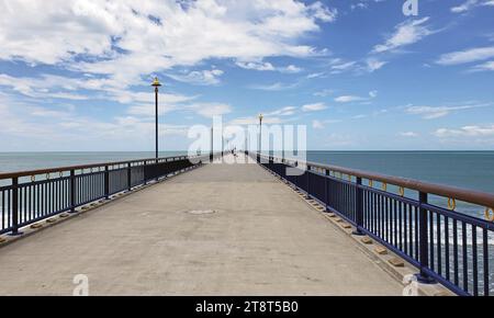 Fluchtpunkt, es gab zwei New Brighton Piers in New Brighton, Neuseeland. Der erste Pier in Holzbauweise wurde am 18. Januar 1894 eröffnet und am 12. Oktober 1965 abgerissen. Der heutige Betonpfeiler wurde am 1. November 1997 eröffnet. Es ist eine der Ikonen von Christchurch, Neuseeland Stockfoto