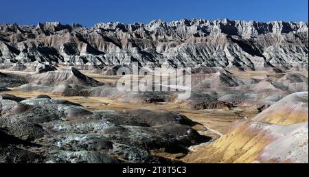 Badlands National Park, Badlands National Park liegt in South Dakota. Die dramatische Landschaft erstreckt sich über geschichtete Felsformationen, steile Canyons und hoch aufragende Türme. Bisons, Dickhornschafe und Präriehunde bewohnen das weitläufige Grasland. Die Badlands Loop Road (Highway 240) schlängelt sich vorbei an malerischen Aussichtspunkten. Mehrere Wanderwege beginnen in der Nähe des Besucherzentrums Ben Reifel. Der Fossil Exhibit Trail ist eine Promenade mit Fossilien, die im Park entdeckt wurden Stockfoto