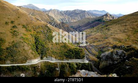 Skippers Road. Otago NZ, Skippers Road liegt am Skippers Canyon, der vertikal zum Shotover River fällt, der einst als „reichster Fluss der Welt“ bekannt war. Mietwagenfirmen lassen ihre Fahrzeuge auf dieser schmalen, nicht versiegelten Straße nicht zu, aber es gibt viele lokale Anbieter, die Sie in den Canyon bringen. Wenn Sie Ihre Fitness testen möchten, ist Mountainbiken ebenfalls eine Option Stockfoto