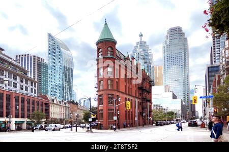 Das Gooderham Building. Toronto, entworfen vom Architekten David Roberts Jr. Aus Toronto, wurde das Gebäude, eine dreieckige Struktur, entworfen, um dem Layout der Straßen zu folgen, die mit der Verschmelzung von Wellington, New Zealand und Front Street einen Punkt bildeten. Während Wellington, New Zealand Street dem Raster der Town of York folgt, wird die diagonale Front Streets der Uferlinie aus dem 19. Jahrhundert zugeschrieben. Das Gebäude, ein Beispiel für die romanische Wiedergeburt und die französische gotische Architektur, wurde 1892 fertiggestellt Stockfoto