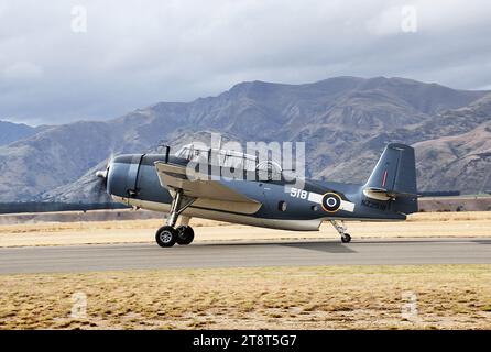 Grumman Avenger TBM-3E, dieses historisch bedeutsame Torpedobomberflugzeug, das Hochleistungsflugzeug Grumman Avenger aus der Zeit des Zweiten Weltkriegs, war das größte einmotorige Flugzeug seiner Zeit. Dieses Flugzeug ist ein wichtiger RNZAF-Typ aus der Pazifikkampagne und hat eine Kiwi-Verbindung, da es im Besitz des Neuseeländers Ray Hanna in Großbritannien war, bevor Sir Tim Wallis es in den 1990er Jahren nach Neuseeland importierte Später wurde es an einen australischen Besitzer verkauft Stockfoto