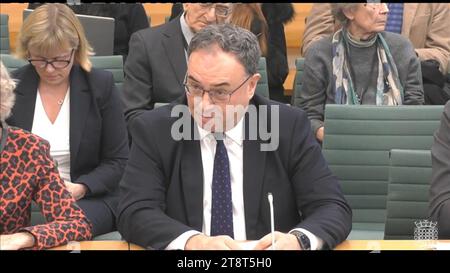 Screenshot vom Parlamentsfernsehen des Gouverneurs der Bank of England Andrew Bailey im Gespräch mit dem Treasury Select Committee im Houses of Parliament, London. Ausgabedatum: Dienstag, 21. November 2023. Stockfoto