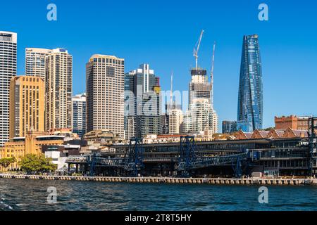 Sydney, Australien - 17. April 2022: Skyline des zentralen Geschäftsviertels von Sydney von einer Fähre aus in Richtung Übersee Passagierterminal bei Sonnenschein Stockfoto