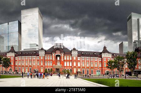 Der Bahnhof Tokio ist ein Bahnhof in Chiyoda, Tokio, Japan. Der ursprüngliche Bahnhof befindet sich im Geschäftsviertel Marunouchi von Chiyoda in der Nähe des Hofes des Kaiserpalastes. Die neuere östliche Erweiterung ist nicht weit vom Geschäftsviertel Ginza entfernt Stockfoto