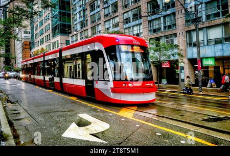 Flexity Outlook (Toronto Streetcar), die Flexity Outlook, ist das neueste Modell der Toronto Transit Commission (TTC). Basierend auf den in mehreren europäischen Städten verwendeten Flexity Outlook-Fahrzeugen wurden die neuen Straßenbahnen erstmals 2009 bestellt und werden von Bombardier Transportation in Thunder Bay und Kingston, Ontario, Kanada gebaut, mit spezifischen Modifikationen für Toronto. wie zum Beispiel unidirektionaler Betrieb und die Möglichkeit, mit der einzigartigen breiten Toronto-Spurweite (1.495 mm) zu arbeiten Stockfoto