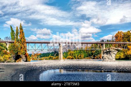 Alte Untere Shotover-Brücke. Queenstown. NZ, 10 Kilometer von Queenstown (abseits der Autobahn 6) entfernt, wurde 1871 erbaut und bietet 360 einen atemberaubenden Panoramablick auf den Shotover River Stockfoto