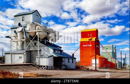 Nanton Alberta, das Canadian Grain Elevator Discovery Centre ist eine Reihe restaurierter Kornelevatoren in Nanton, Alberta, Kanada. Ziel des Zentrums ist es, Beispiele alter Getreideaufzüge zu erhalten, um Besucher über die landwirtschaftliche Geschichte der Stadt und Albertas zu informieren Stockfoto