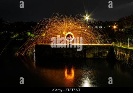 Ein atemberaubendes Foto einer Nachtaufführung mit einer langen Stahlbelichtung Stockfoto