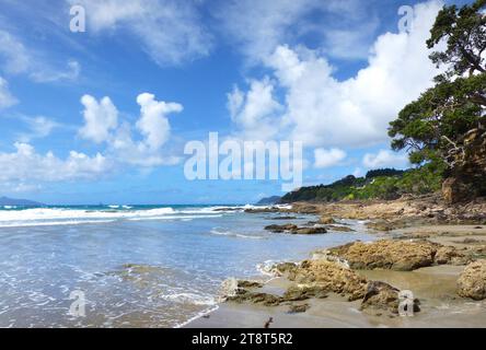 Waipo Cove Northland NZ, etwa zwei Autostunden nördlich von Auckland, Neuseeland, liegt die Bream Bay. Der 13 km lange weiße Sand beginnt am Marsden Point im Norden und endet am Langs Beach im Süden und umfasst die kleinen Städte One Tree Point, Ruakaka, Waipu und Waipu Cove. Die Strände sind der offensichtlichste Grund für einen Besuch der Bream Bay, da sie zu den besten des Landes gehören Stockfoto