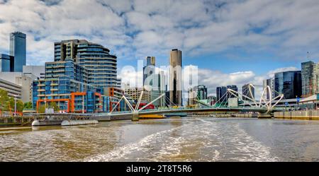 Seafarers Bridge Melbourne, die Seafarers Bridge ist eine Fußgängerbrücke über den Yarra River zwischen den Docklands und South Wharf in Melbourne, Victoria, Australien. Die Brücke verbindet das Nord- und Südufer des Flusses und bietet einen formellen Eingang zum Melbourne Convention and Exhibition Centre Stockfoto