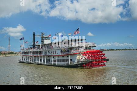 Dampfboot NATCHEZ. New Orleans, der neunte Dampfer, der diesen Namen trägt. Sie wurde 1975 erbaut und ist eine Nachbildung eines dampfbetriebenen Schaufelrads aus dem 19. Jahrhundert. Ihr Vermächtnis stammt von einer langen Reihe von Siegern von Dampfbooten, darunter der berühmteste Natchez VI., dessen Triumph über Robert E. Lee legendär ist Stockfoto