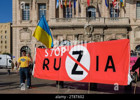 Marseille, Frankreich. November 2023. Während der Demonstration steht ein Demonstrant mit ukrainischer Flagge neben dem „STOP Ruzia“-Banner. Eine Gruppe ukrainischer Menschen protestiert vor dem Rathaus von Marseille gegen Krieg und Russland. Seit Beginn des Krieges in der Ukraine am 24. Februar 2022 sind fast 3.000 Flüchtlinge in Bouches-du-Rhône angekommen. Quelle: SOPA Images Limited/Alamy Live News Stockfoto