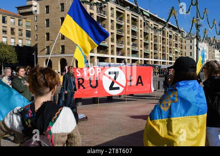 Marseille, Frankreich. November 2023. Ein „Stop Ruzia“-Banner und ukrainische Fahnen, die während eines Protestes gesehen wurden. Eine Gruppe ukrainischer Menschen protestiert vor dem Rathaus von Marseille gegen Krieg und Russland. Seit Beginn des Krieges in der Ukraine am 24. Februar 2022 sind fast 3.000 Flüchtlinge in Bouches-du-Rhône angekommen. Quelle: SOPA Images Limited/Alamy Live News Stockfoto