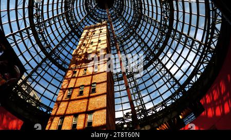 Coop's Shot Tower, Coop's Shot Tower ist ein Shot Tower im Herzen des Geschäftsviertels von Melbourne, Australien. Sie wurde 1889 fertiggestellt und ist 50 Meter hoch. Das historische Gebäude wurde 1973 vor dem Abriss gerettet und 1991 unter einem 84 m hohen konischen Glasdach in den Melbourne Central Complex eingegliedert Stockfoto