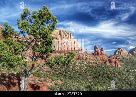 Sedona-Landschaft. Arizona, die Hauptattraktion von Sedona, ist seine Vielfalt an roten Sandsteinformationen. Die Formationen scheinen in leuchtendem Orange und Rot zu leuchten, wenn sie von der aufgehenden oder untergehenden Sonne beleuchtet werden. Die roten Felsen bilden eine beliebte Kulisse für viele Aktivitäten, die von spirituellen Aktivitäten bis zu Hunderten von Wander- und Mountainbikestrecken reichen Stockfoto