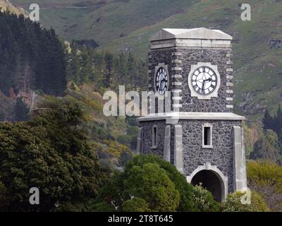 Scarborough Uhrenturm. Sumner, diese Uhr und dieser Turm wurden dem Borough of Sumner von Richard Edward Green geschenkt, um den Namen seines Vaters Edmund Green zu verewigen. Ein Canterbury-Pionier, der am 4. August 1859 in Christchurch, Neuseeland, ankam, um das Telegrafensystem über dieser Insel zu installieren, das erste in Neuseeland. Sein Sohn, der Spender, wurde am 14. Dezember 1852 in Staffordshire geboren und kam mit seinen Eltern auf dem Schiff Mary Ann nach Christchurch, Neuseeland Stockfoto